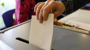 Eine Frau wirft ihren Stimmzettel in die Wahlurne (Foto: IMAGO / BeckerBredel)
