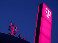 Das rosa erleuchtete Logo auf dem Dach der Telekom Unternehmenszentrale (Symbolfoto) (Foto: picture alliance/dpa | Oliver Berg)