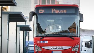 Ein leerer Bus steht auf dem Bushof mit der Anzeige "Pause". (Foto: IMAGO / Funke Foto Services)