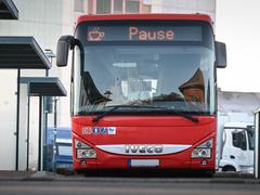 Ein leerer Bus steht auf dem Bushof mit der Anzeige "Pause". (Foto: IMAGO / Funke Foto Services)