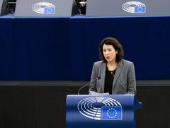 Manuela Ripa bei einer Rede im Europaparlament (Foto: picture alliance/dpa | Philipp von Ditfurth)