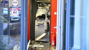 Ein gesprengter Geldautomat in einem Bankgebäude (Foto: picture alliance/dpa/René Priebe | René Priebe)