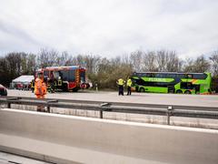Schweres Busunglück auf der Autobahn bei Leipzig. (Foto: IMAGO / xcitepress)