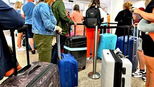 Reisende mit ihren Koffern am Flughafen (Foto: IMAGO / Rolf Poss)
