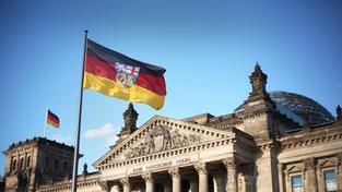 Der Reichstag in Berlin mit einer Saarlandflagge im Vordergrund (Foto: picture alliance / Wolfram Steinberg / Imago / Waldmüller)