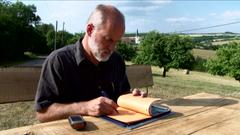 Klaus Erber macht Rast und notiert seine ersten Eindrücke der Wanderroute (Foto: SR)