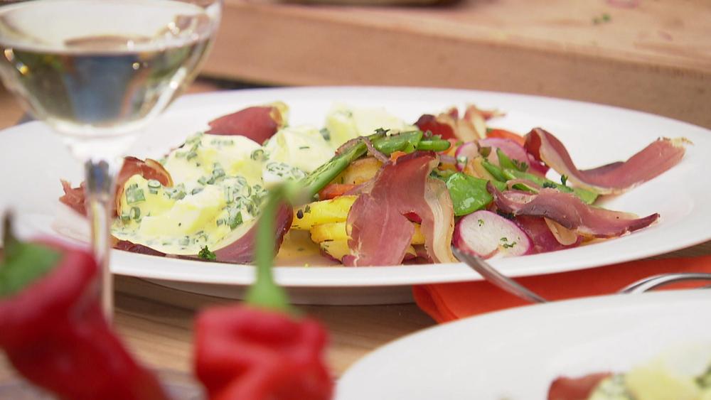 SR.de: Mit Herz am Herd - Schnittlauch-Eiersalat mit bunten Bratkartoffeln