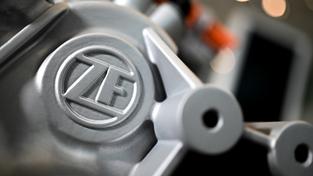 Das Logo der ZF Friedrichshafen AG ist auf einem Elektromotor des Automobilzulieferers zu sehen. (Foto: picture alliance/dpa | Felix Kästle)