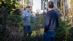 Zwei Männer unterhalten sich am Gartenzaun (Foto: picture alliance / photothek | Ute Grabowsky)