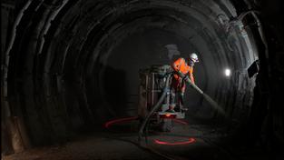 Unterirdisches Laboratorium des französischen Endlager-Betreibers ANDRA in Bure: Ein Mitarbeiter sprüht in einem Tunnel für radioaktive Abfälle eine Schicht Zementschutz an die Wand (Aufnahme vom 28.10.2021) (Foto: picture alliance/Associated Press/Francois Mori)