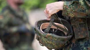 Ein Soldat in Ausbildung hält seinen Helm in der Hand. (Foto: picture alliance/dpa | Sebastian Gollnow)