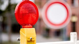 Eine rote Warnleuchte hängt an einer Baustelle. Duchfahrt verboten. (Foto: picture alliance / Hauke-Christian Dittrich)