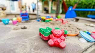 Spielzeug liegt im Sandkasten auf einem Kinderspielplatz (Foto: picture alliance/dpa | Sebastian Kahnert)