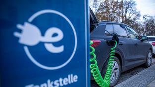 An der Ladesäule wird ein Elektroauto mit Strom aufgeladen. (Foto: picture alliance/dpa | Jens Büttner)