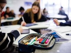 Bunte Stifte sind in einem aufgeschlagenem Federmäppchen von einer Schülerin sind zu sehen.  (Foto: picture alliance / dpa | Matthias Balk)