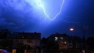 Blitze entladen sich am Abendhimmel während eines Gewitters. (Foto: picture alliance/dpa | Arne Dedert)