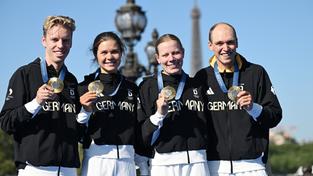 Paris 2024 Triathlon Mixed: Gold für das deutsche Team. Tim Hellwig, Lisa Tertsch, Laura Lindemann und Lasse Lührs.  (Foto: picture alliance/dpa | Marijan Murat)