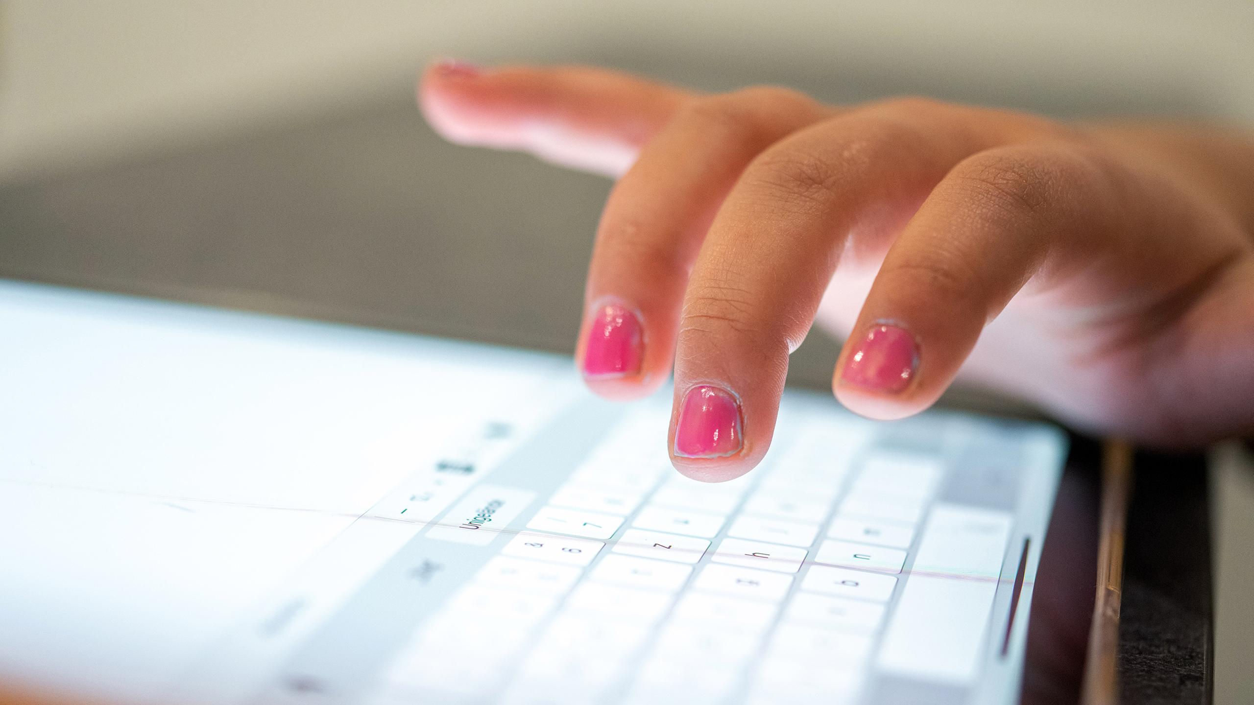 Jemand tippt auf die Bildschirm-Tastatur eines Tablets (Foto: picture alliance/dpa | Mohssen Assanimoghaddam)