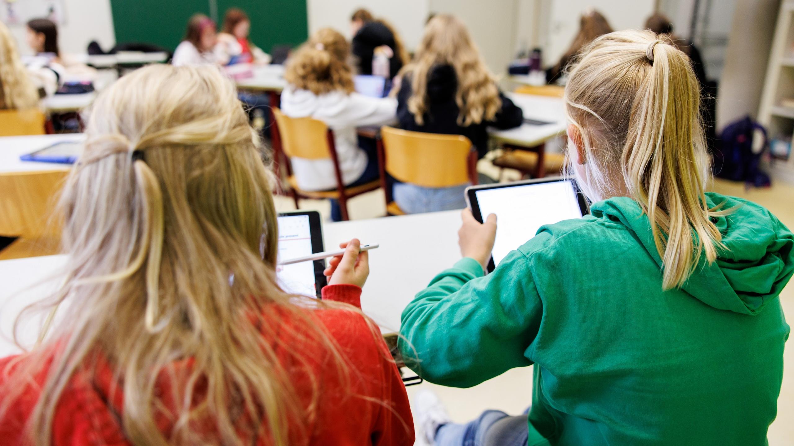 Schülerinnen arbeiten während einer Unterrichtsstunde an ihren Tablets. (Foto: picture alliance / dpa | Matthias Balk)