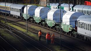 Ein Zug mit Castor-Behältern ist im Bereich des Hauptbahnhofs im Neunkirchen. (Foto: picture alliance/dpa | Jason Tschepljakow)