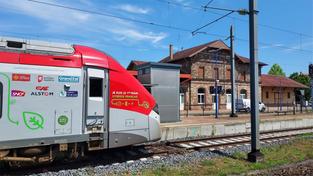 Régiolis-Zug bei seiner ersten kommerziellen Fahrt in Grand Est am Bahnhof von Mommenheim (Foto: Region Grand Est Pressefoto)