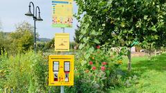 Bienenfutterautomat mit dem Blumenfeld in Besch (Foto: Besch aktiv e.V.)