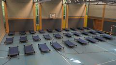 Eine Sporthalle wird zur Notunterkunft hergerichtet (Foto: Pasquale D'Angiolillo)