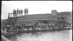Das Freibad in Dudweiler im Jahr 1927. Mädchen auf dem Sprungturm waren Mitglied im Schwimmverein Poseidon. Der Verein wurde 1924 gegründet.  (Foto: Julius Walter/Landesarchiv des Saarlandes)