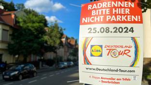 Auf Schildern wird gebeten die Strecke der Deutschlandtour nicht zu beparken (Foto: SR / Thomas Braun)