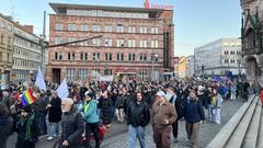 Menschen bei einer Demo gegen Rechtsextremismus in Saarbrücken (Foto: SR / Lea Kiehlneker)