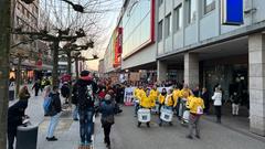 Menschen bei einer Demo gegen Rechtsextremismus in Saarbrücken (Foto: SR / Lea Kiehlneker)