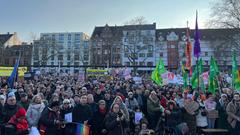 Menschen bei einer Demo gegen Rechtsextremismus in Saarbrücken (Foto: SR / Lea Kiehlneker)