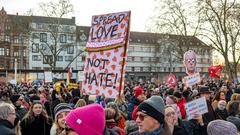 Menschen bei einer Demo gegen Rechtsextremismus in Saarbrücken (Foto: SR / Sebastian Knöbber)