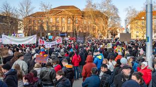 Menschen bei einer Demo gegen Rechtsextremismus in Saarbrücken (Foto: SR / Sebastian Knöbber)