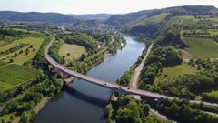 Die Saar, überspannt von einer Autobrücke. (Foto: SR)