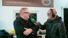 Treffpunkt Ü-Wagen-Reporter Thomas Gerber mit Ortsvorsteher Fred Metschberger (Foto: Jonas Kammer)