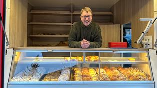 Günter Himmes im Bäckerwagen (Foto: SR / Uwe Jäger)