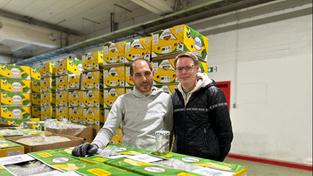 GuMo Mobil: In der Bananenreiferei: Johannes Himbert und Deniz Bolluk (Foto: Uwe Jäger)