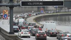 Vollsperrung der Stadtautobahn wegen Bauarbeiten. Fahrzeuge im Stau (2018) (Foto: Imago/BeckerBedel)