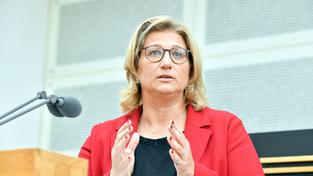 Anke Rehlinger spricht im saarländischen Landtag (Foto: IMAGO / BeckerBredel)