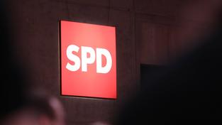 Ein SPD-Logo im Dunkeln (Foto: IMAGO / dts Nachrichtenagentur)