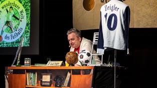 Arnd Zeigler Liveshow "Die wunderbare Welt des Fußballs" (Foto: IMAGO / Bonn.digital)