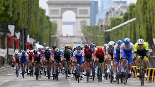 Das Fahrerfeld der Tour de France 2023 vor dem Triumphbogen in Paris (Foto: IMAGO / Photo News)