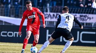 Fisnik Asllani (Elversberg, 10) und Tom Gaal (SSV Ulm, 4) auf dem Spielfeld.  (Foto: IMAGO / Nordphoto)