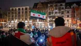 Kundgebung von Syrern nach dem Sturz von Assad am 14.12.2024 auf dem Landwehrplatz in Saarbrücken (Foto: IMAGO/BeckerBredel)