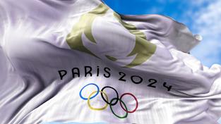Flagge der Olympischen Spiele Paris 2024 weht im Wind (Foto: IMAGO / YAY Images)