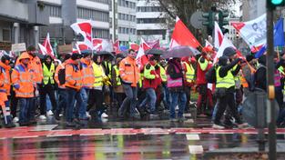 Ein Demonstrationszug zieht im Dezember 2023 durch die Saarbrücker Innenstadt (Archivfoto) (Foto: IMAGO / BeckerBredel)