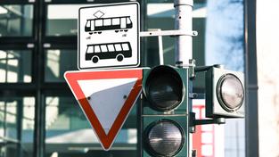 Ein Verkehrsschild mit einer Straßenbahn und einem Bus (Foto: IMAGO / Michael Gstettenbauer)