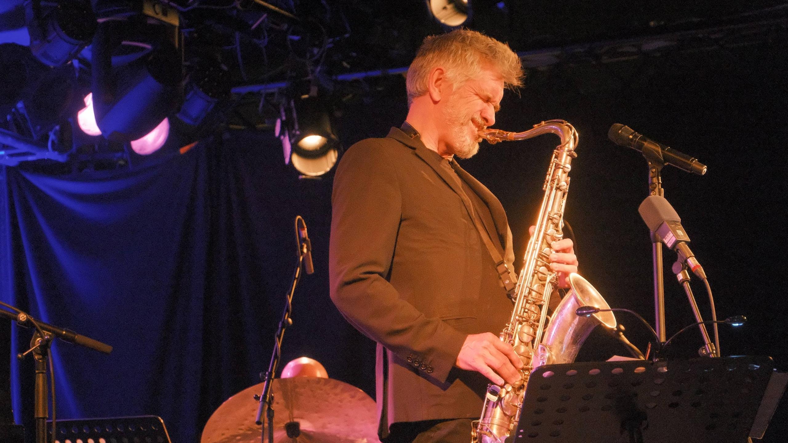 Songwriter und Saxofonist Curtis Stigers (Foto: IMAGO / Hartenfelser)