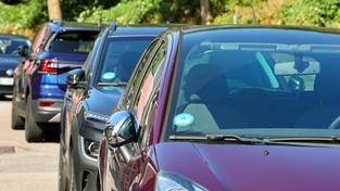 Autos stehen am Straßenrand (Foto: IMAGO / Gottfried Czepluch)